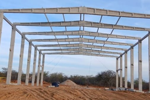Pórticos de concreto pré-fabricado montados em área aberta de vegetação nativa